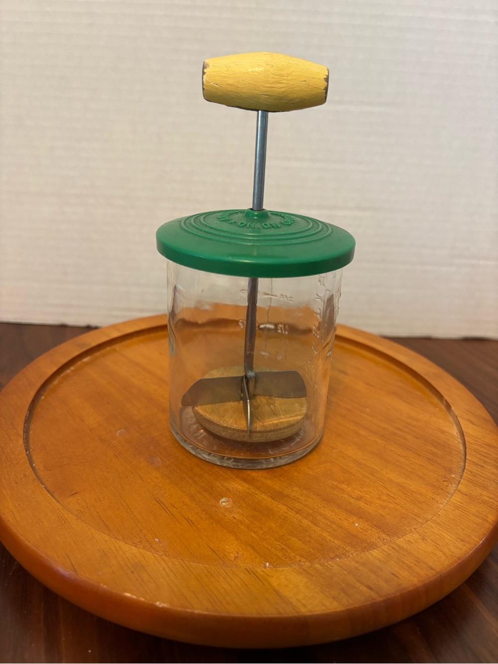 Vintage ANDROCK Handheld Onion Chopper with Green Lid & Yellow Handle Glass Jar - Picture 2 of 6